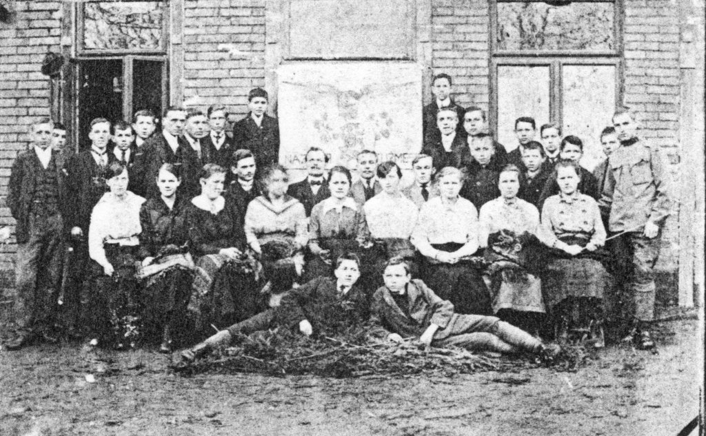 Cvičební místnost  „VERANDA“ v hostinství u Danielů v r. 1919